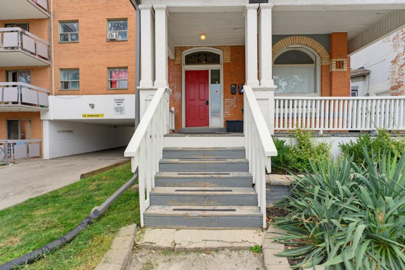 Property listing for 113 Wentworth St. S., Hamilton, ON