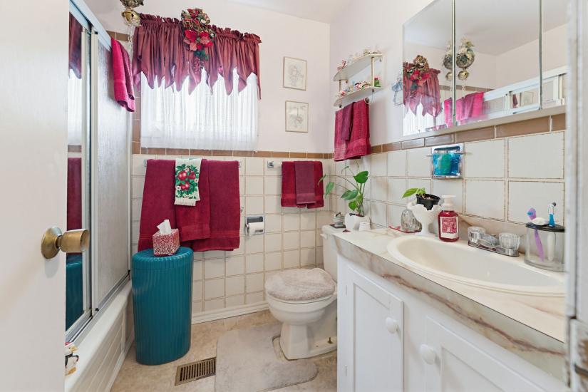 Property listing for 111 Sydenham St., Dundas, ON