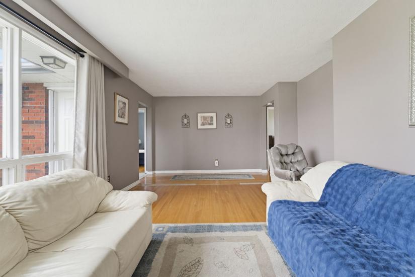 Property listing for 516 Mud St. E., Stoney Creek, ON