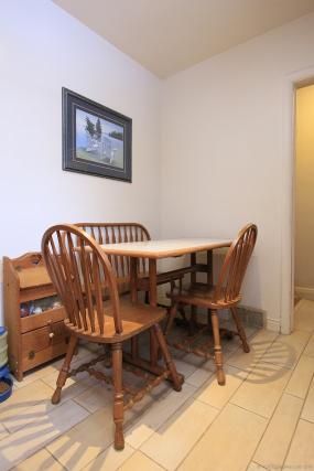 Property listing for 28 Lloyminn Ave., Ancaster, ON