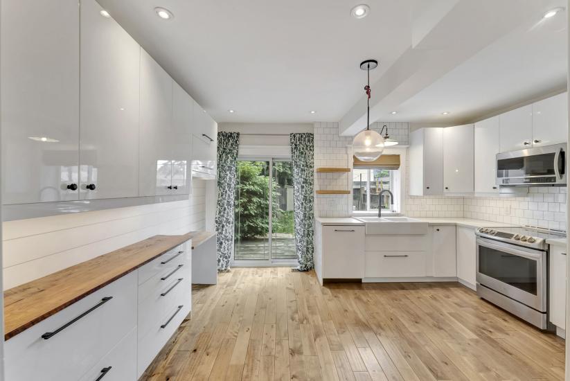 Property listing for 433 Hughson St. N., Hamilton, ON