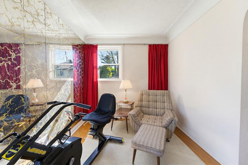 Property listing for 10 Oakley Crt., Ancaster, ON