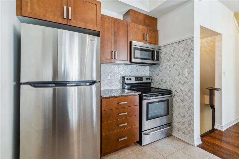 Property listing for 209 Westbank Trail, Hamilton, ON