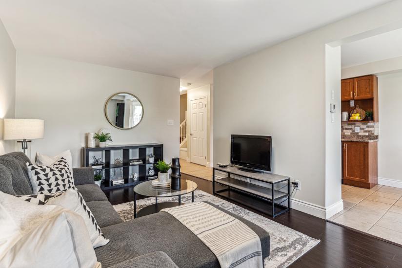 Property listing for 226 Dicenzo Dr., Hamilton, ON