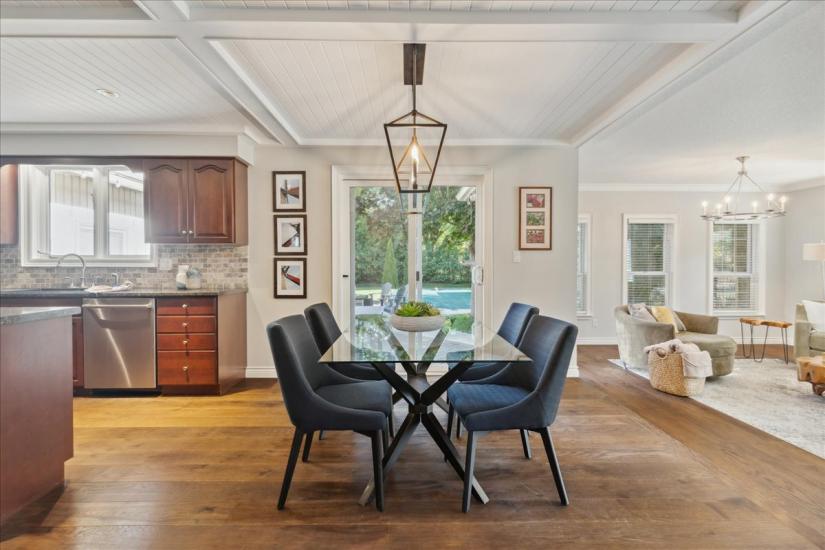 Property listing for 34 Gladiola Dr., Carlisle, ON