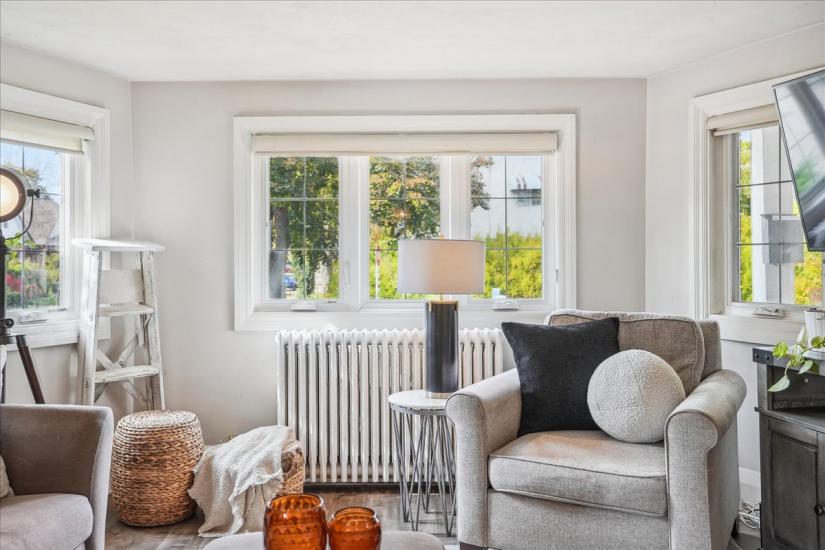 Property listing for 16 Paradise Rd. N., Hamilton, ON