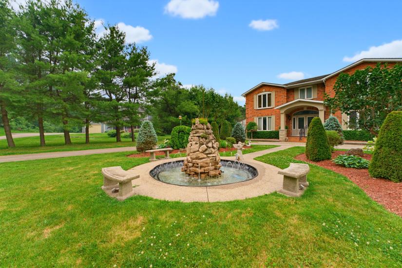 Property listing for 348 Shaver Rd., Ancaster, ON