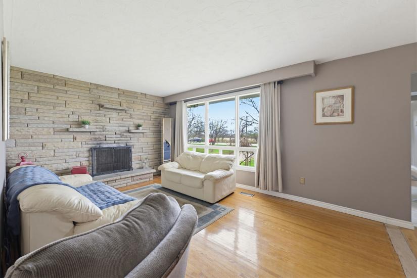 Property listing for 516 Mud St. E., Stoney Creek, ON