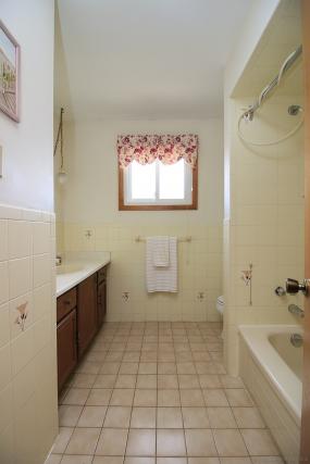 Property listing for 182 Solomon Cres., Hamilton, ON