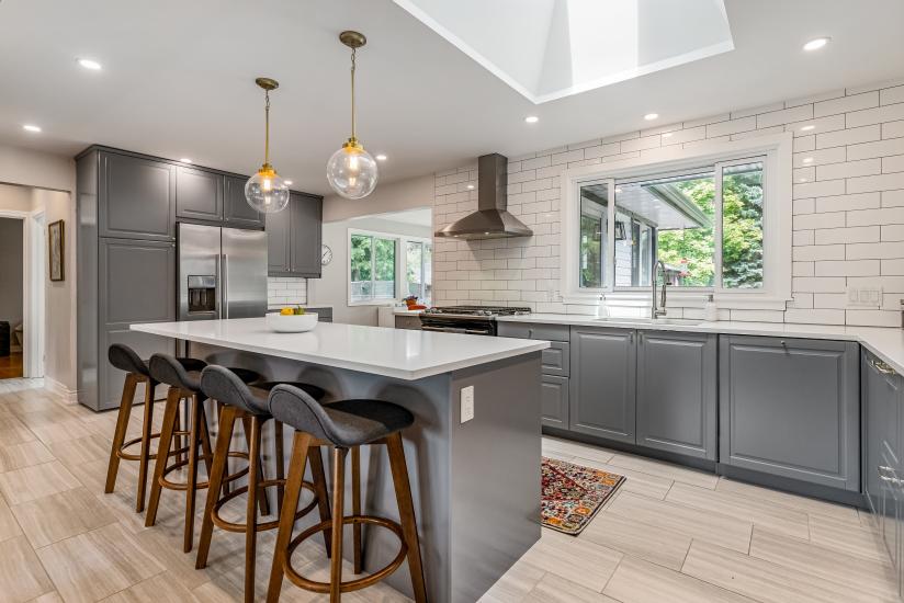 Property listing for 57 Middle Crest Street, Ancaster, ON