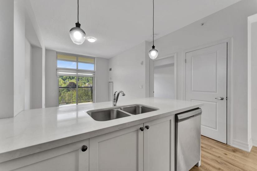 Property listing for #809-81 Robinson St., Hamilton, ON