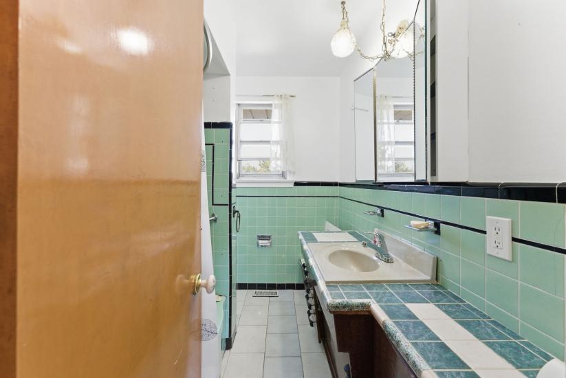 Property listing for 2088 Upper James St., Hamilton, ON