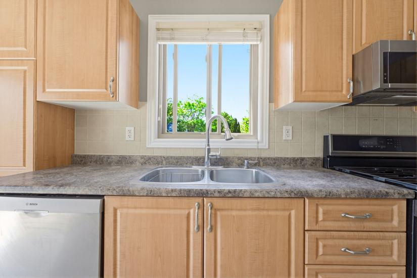 Property listing for 40 Lanza Crt., Hamilton, ON