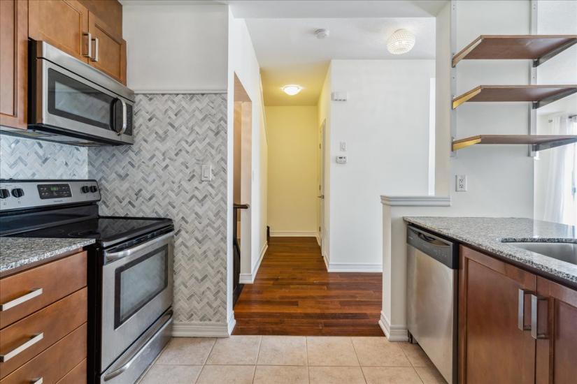 Property listing for 209 Westbank Trail, Hamilton, ON