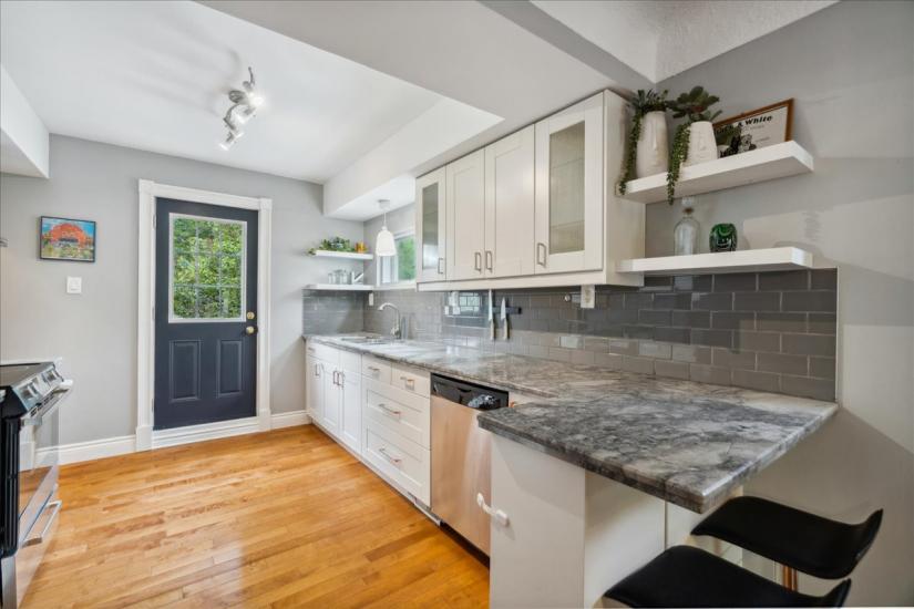 Property listing for 133 Longwood Rd. N., Hamilton, ON