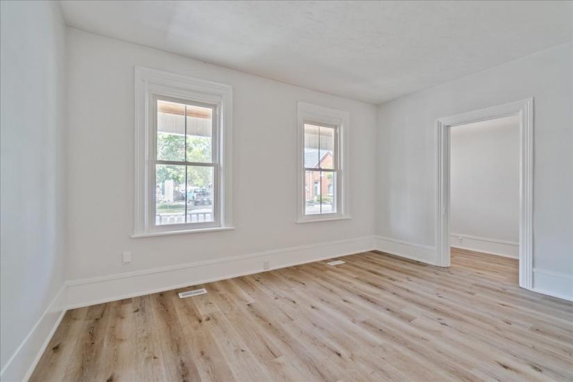 Property listing for 116 Grand River Ave., Brantford, ON
