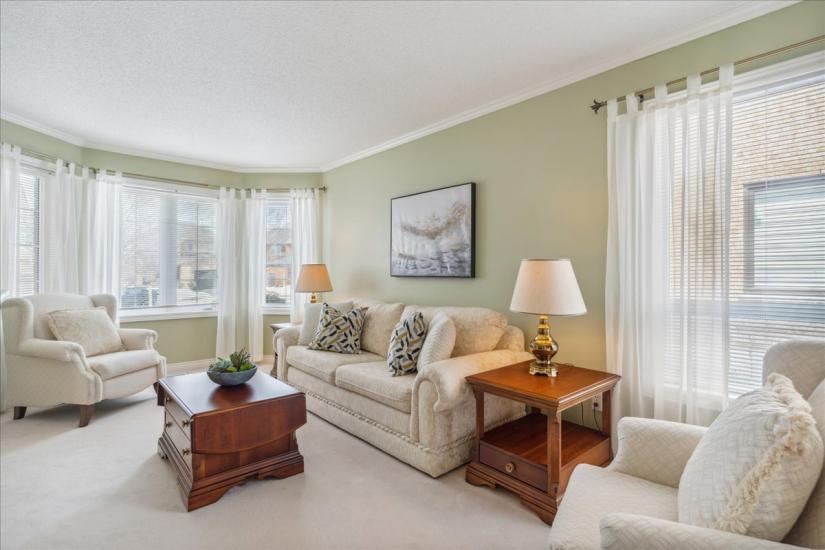 Property listing for 16 Fenwick Place, Waterdown, ON