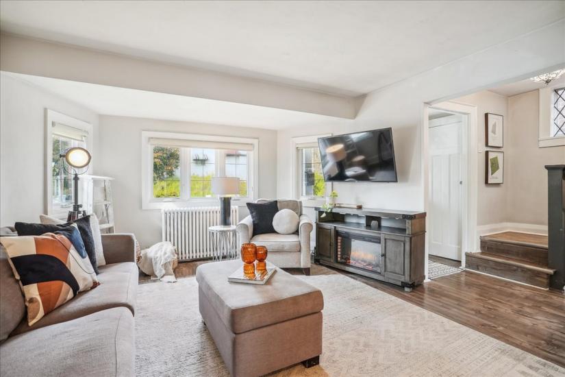 Property listing for 16 Paradise Rd. N., Hamilton, ON