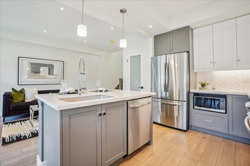 Property listing for 81 Bensley Lane, Hamilton, ON