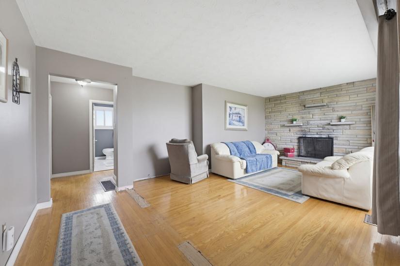 Property listing for 516 Mud St. E., Stoney Creek, ON