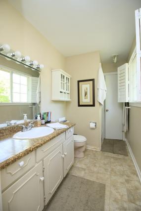 Property listing for 36 Terrace Dr., Dundas, ON