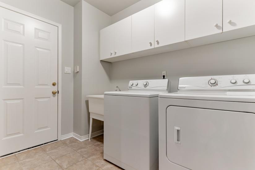 Property listing for 100 Davidson Blvd., Dundas, ON