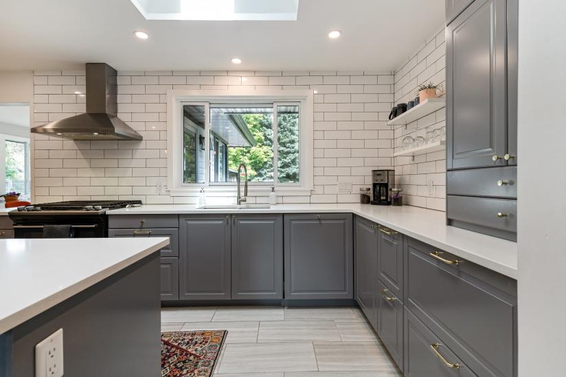 Property listing for 57 Middle Crest Street, Ancaster, ON