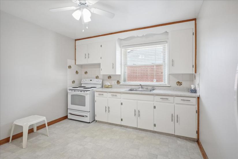 Property listing for 16 Greenwood St., Hamilton, ON