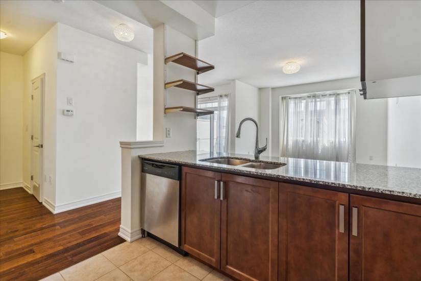 Property listing for 209 Westbank Trail, Hamilton, ON