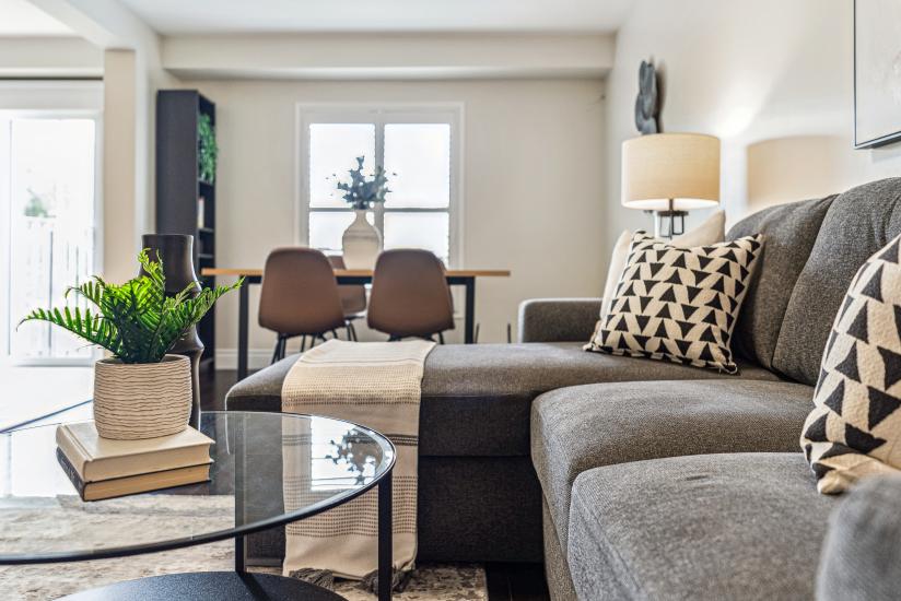 Property listing for 226 Dicenzo Dr., Hamilton, ON