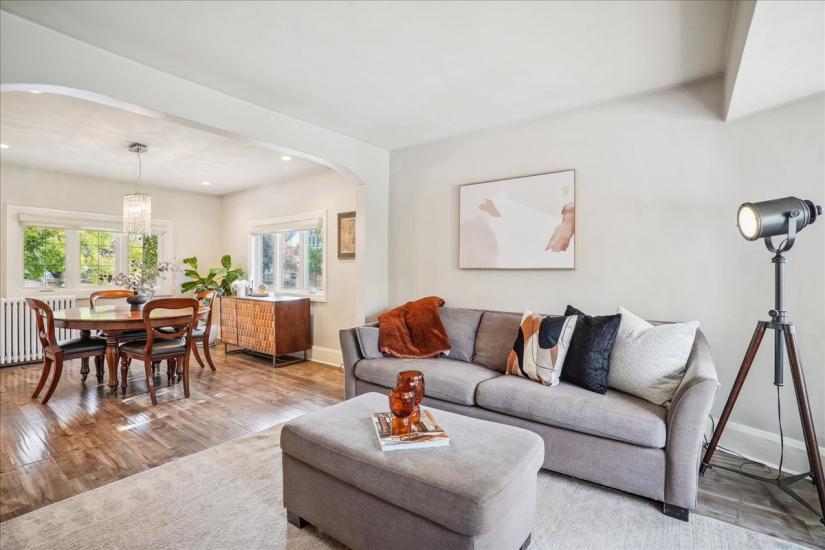 Property listing for 16 Paradise Rd. N., Hamilton, ON