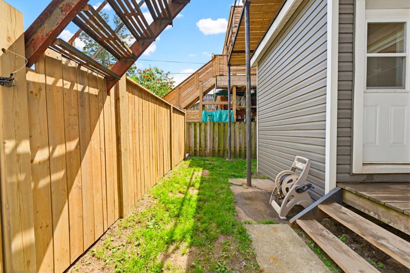 Property listing for #1-25 Strathcona Ave. S., Hamilton, ON