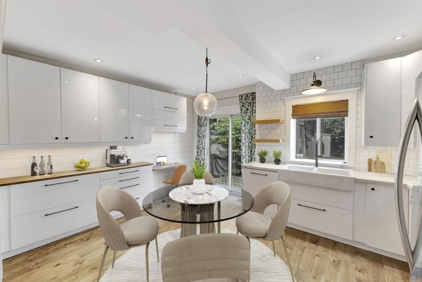 Property listing for 433 Hughson St. N., Hamilton, ON