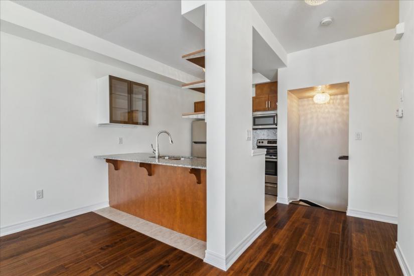 Property listing for 209 Westbank Trail, Hamilton, ON