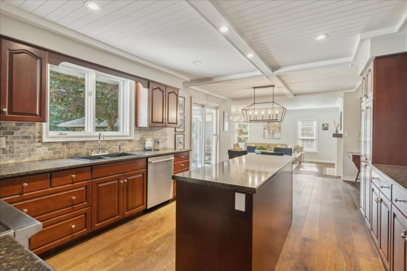 Property listing for 34 Gladiola Dr., Carlisle, ON