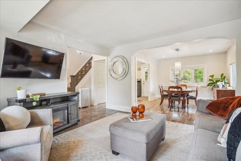 Property listing for 16 Paradise Rd. N., Hamilton, ON