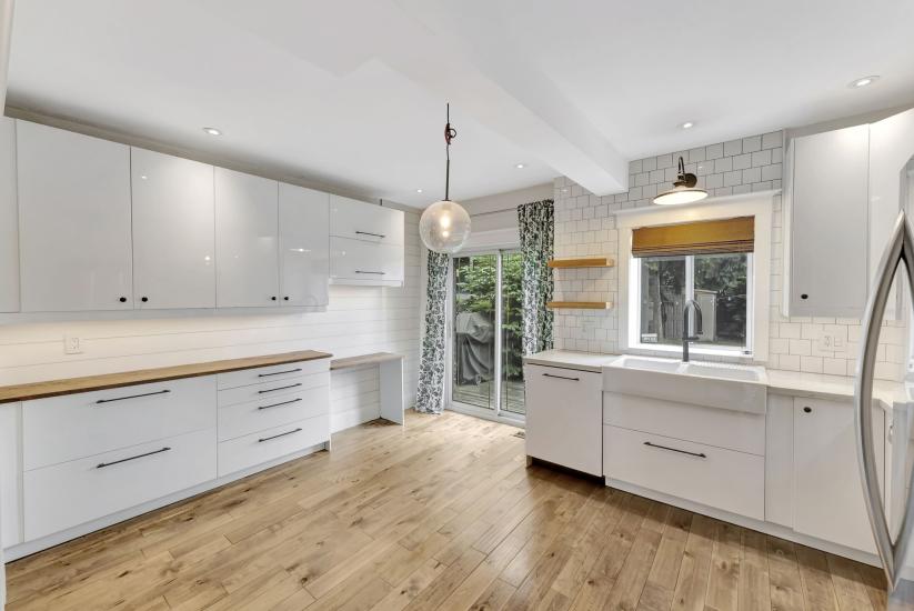 Property listing for 433 Hughson St. N., Hamilton, ON