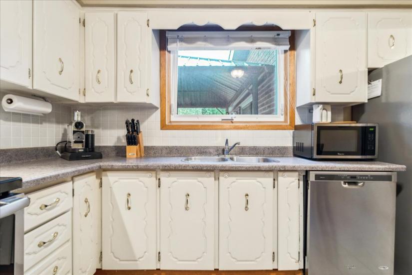 Property listing for 110 Glenashton Dr., Stoney Creek, ON