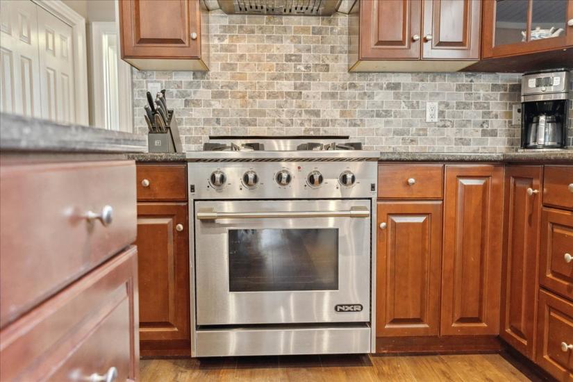 Property listing for 34 Gladiola Dr., Carlisle, ON