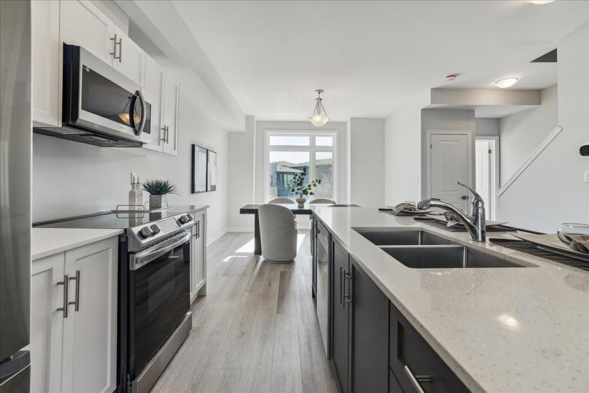 Property listing for 21 Cadwell Lane, Hamilton, ON