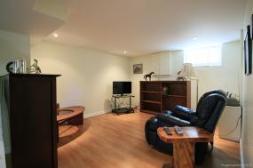 Property listing for 3 Tweedsmuir Ave., Dundas, ON