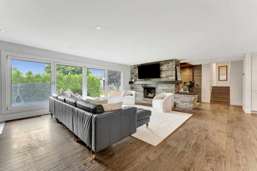 Property listing for 672 Hiawatha Blvd., Ancaster, ON