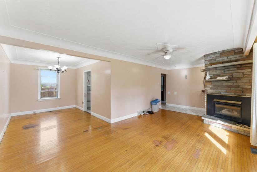 Property listing for 2088 Upper James St., Hamilton, ON