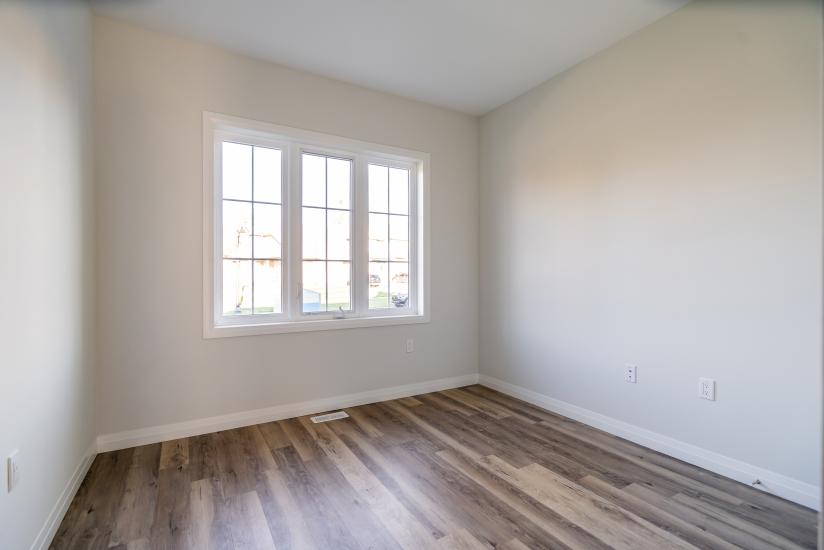 Property listing for 2 Dennis Drive, Smithville, Ontario