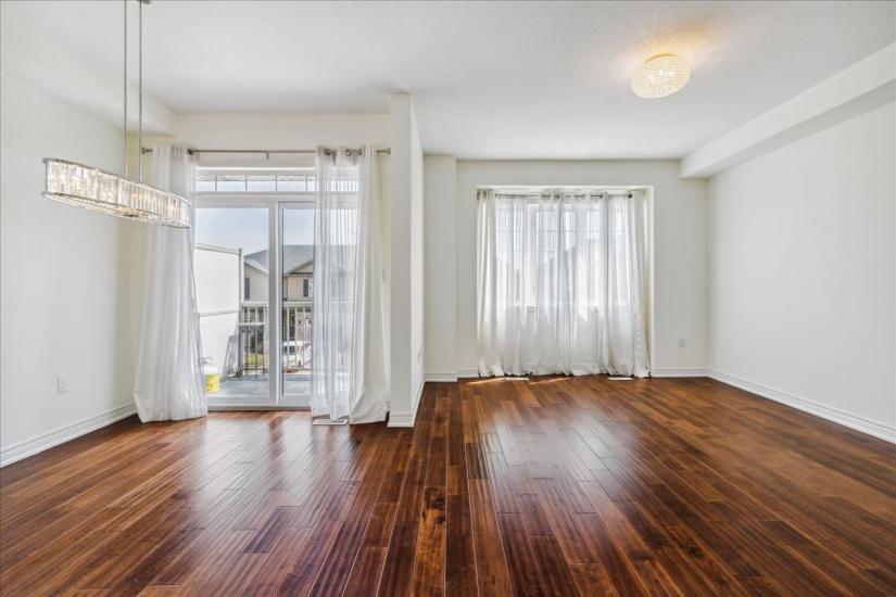 Property listing for 209 Westbank Trail, Hamilton, ON