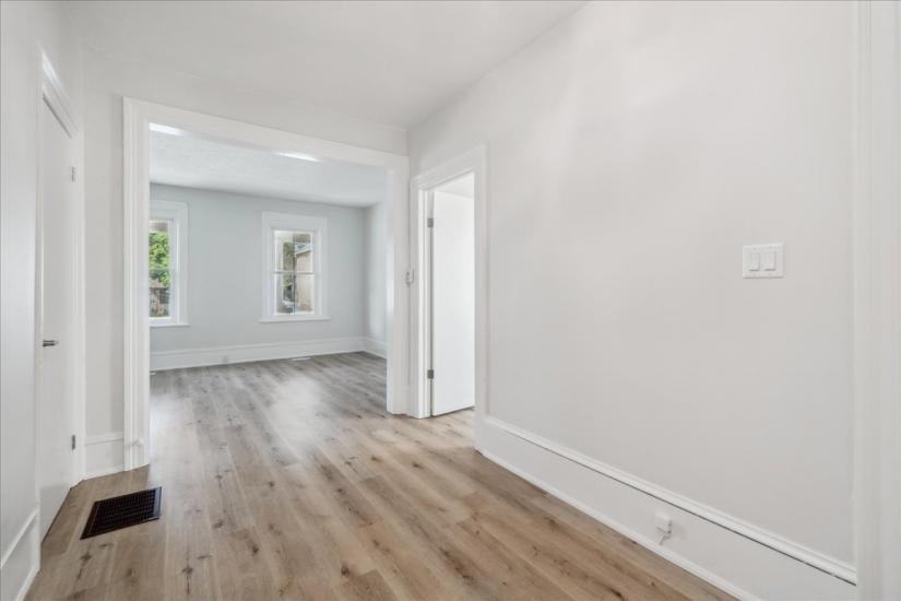 Property listing for 116 Grand River Ave., Brantford, ON