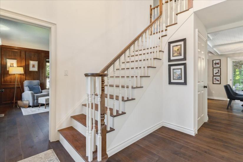 Property listing for 34 Gladiola Dr., Carlisle, ON