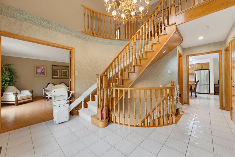 Property listing for 348 Shaver Rd., Ancaster, ON