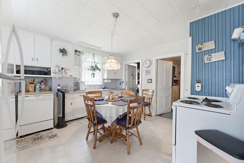 Property listing for 111 Sydenham St., Dundas, ON