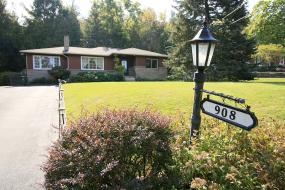 Property listing for 908 Bishop Pl., Ancaster, ON